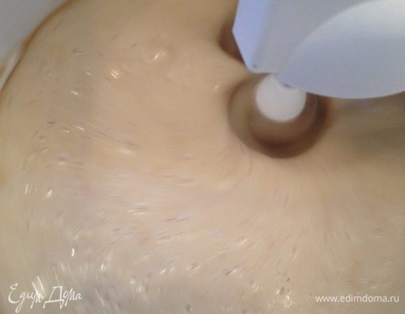 Смешать просеянную муку с разрыхлителем и все вместе взбивать еще минут пять