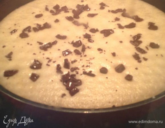 Мелко нарезать шоколад, посыпать им тесто и отправить в предварительно разогретую до 180 градусов духовку приблизительно на 45 минут. Готовность проверить деревянной шпажкой 