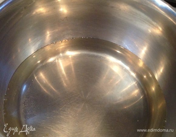 Делаем крем. 
Кипятим стакан воды
