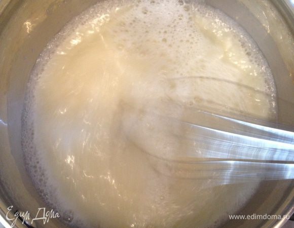 К воде добавляем манку и тщательно перемешиваем, после закипания оставляем на медленном огне минут 10