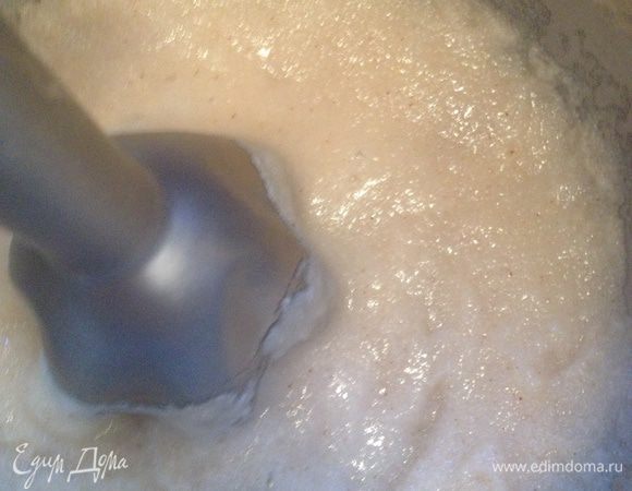 Снимаем с огня и даем немного остыть. Затем добавляем сахар и взбиваем блендером пока не исчезнут крупинки манки. 