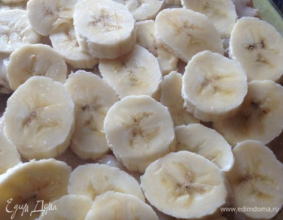 Разрезаем торт на две части, смазываем кремом и выкладываем на него нарезанный кружочками банан.