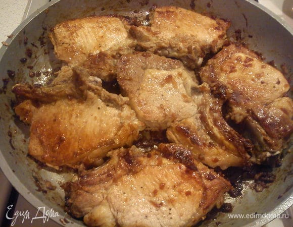 Мясо с луком обжарить по 6-7 минут с каждой сороны. Если лук начнет пригорать, долить 1 ст. л. воды