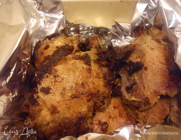 Выложить мясо в фольгу и закрыть