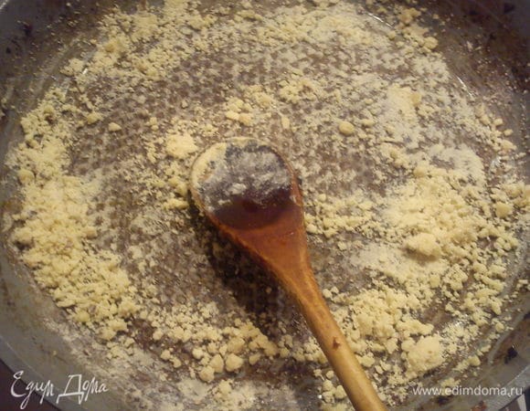 В сковороду, где жарилось мясо, добавить 1 ст. л. масла и обжарить в нем муку 2 минуты. 