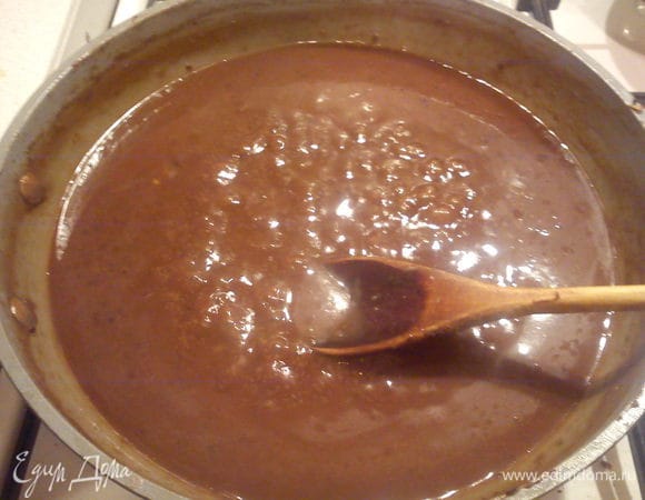 Положить в сковороду джем, влить вино и бульон. Все смешать и прварить 5 минут до загустения.   