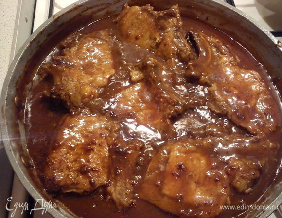 Выложить стейки с луком в сковороду и готовить 5-6 минут, пока мясо пропитается соусом.