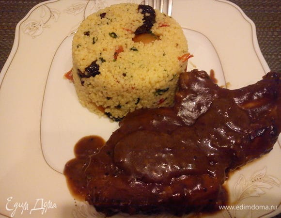 Мясо хорошо сочетается с картофельным пюре. Я в этот раз готовила к нему кус-кус. 