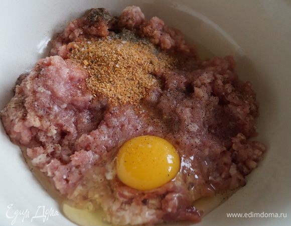 В фарш добавьте 1 яйцо, панировочные сухари, соль и перец.