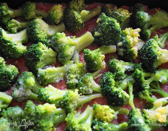 Поверх фарша выложите брокколи.