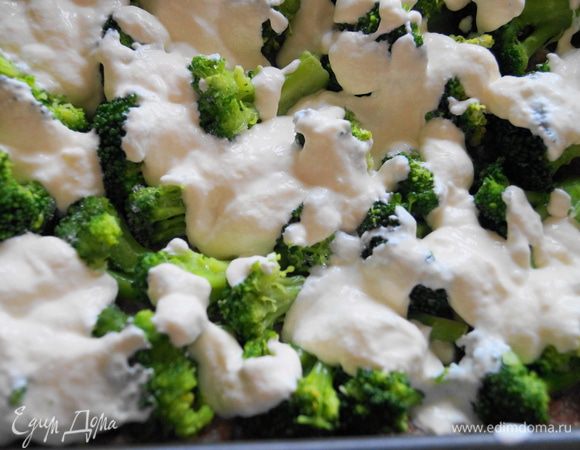 В отдельной чашке взбейте яйцо, добавьте сливки и посолите. Этой смесью залейте сверху брокколи.