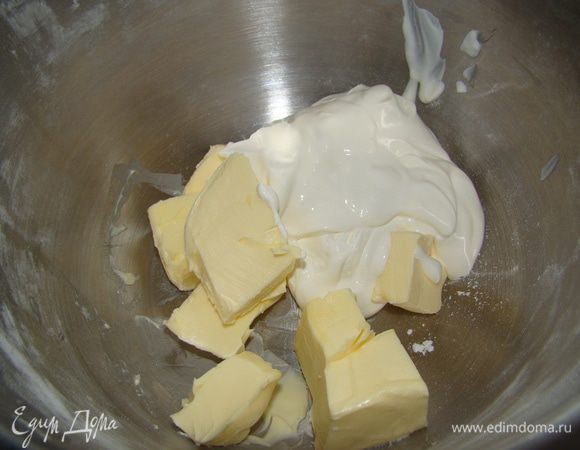 Мягкое масло взбить со сметаной, уксусом, ванилью и сахаром