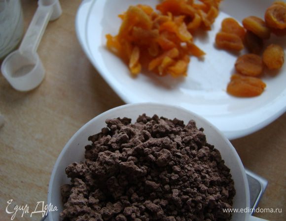 Нарезать тонкими полосками курагу, накрошить шоколад (у меня черный, но полусладкий) или взять термостабильные шоколадные капли