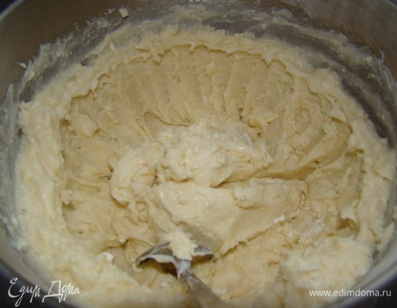 Добавить в масляно-сметанную смесь муку - перемешать до однородности (я все делала в комбайне)