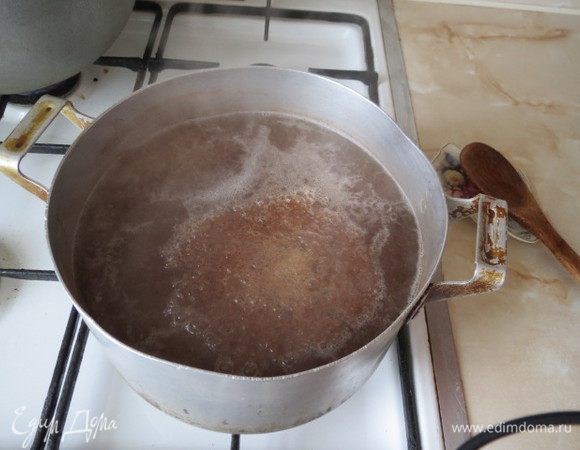 Довести воду до кипения.  Добавить в неё специи и прокипятить 5 минут.