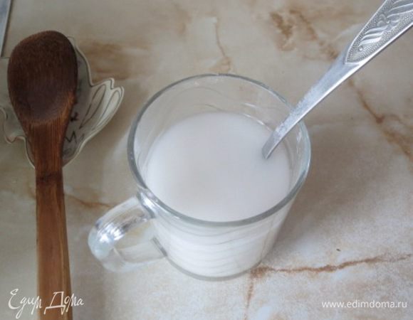 В стакане холодной воды развести крахмал.