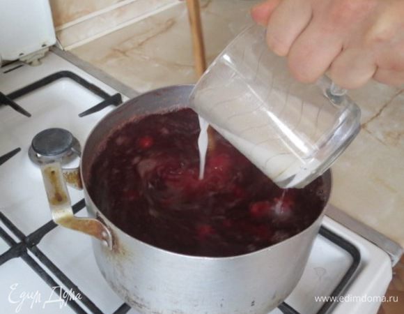 В кипящий ещё не кисель влить крахмал,  непрерывно помешивая. Проварить недолго, только лишь чтобы кисель загустел.