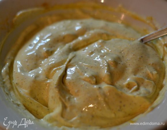 Приготовить соус карри. Для этого взять пачку майонеза,смешать с карри,перцем,нашинковать мелко чеснок,добавить туда же и все перемешать.