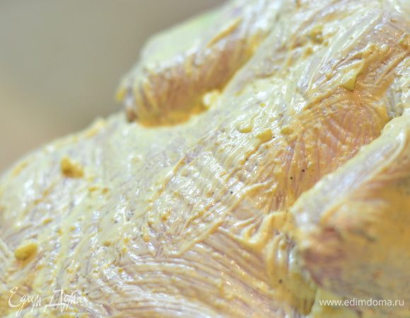 Смазать уточку с обеих сторон,посолить хорошенько и оставить мариноваться на несколько часов.