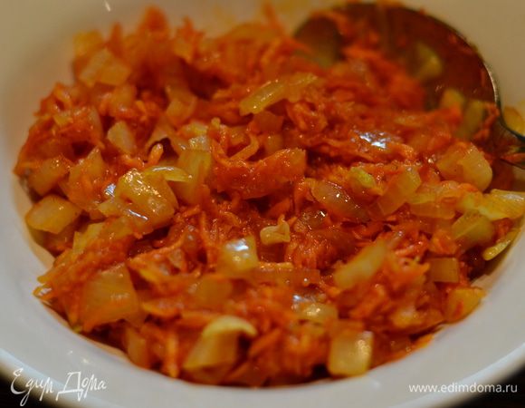 Пока маринуется уточка,готовим начинку.Нашинковать мелко лук,натереть на мелкой терке пару морковок и потушить в сковородке с пару ложками томатной пасты. Немного посолить.