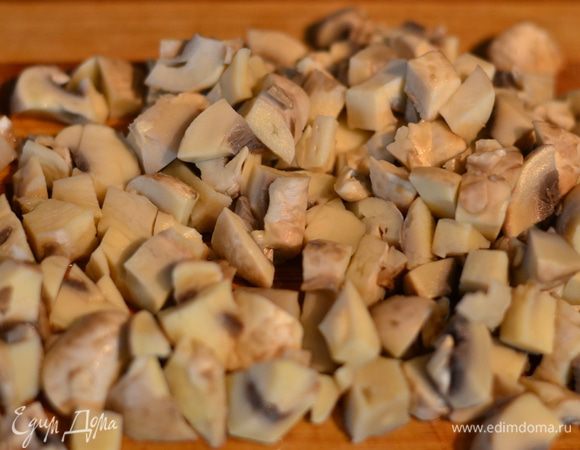 Нашинковать мелко грибы и немного прожарить на растительном масле,подсолить, в конце добавить чеснок и перец.