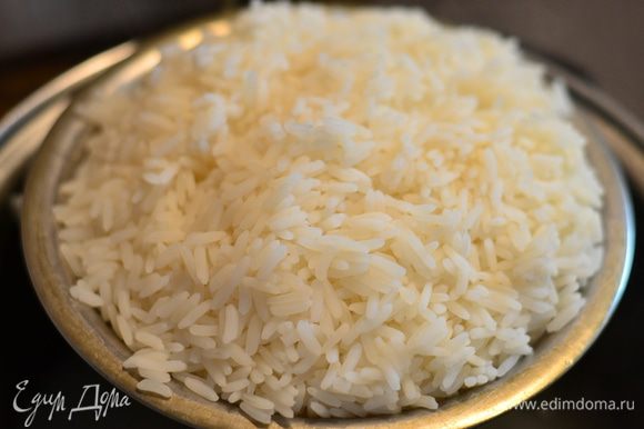 Отварить рис в в подсоленной воде,но не до готовности,он немного должен не до вариться. Рис обязательно должен быть желтый, длиннозерный, рассыпчатый.