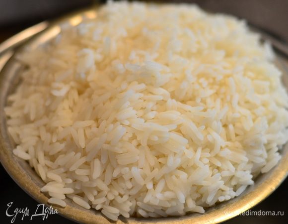 Отварить рис в в подсоленной воде,но не до готовности,он немного должен не до вариться. Рис обязательно должен быть желтый, длиннозерный, рассыпчатый.