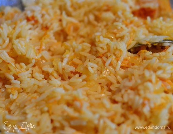 Добавить к рису тушеные овощи.Перемешать.