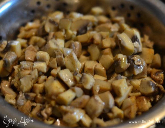 Готовые грибы откинем через дуршлаг,чтобы стекло все масло.