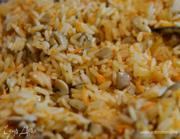 Добавляем грибочки к рису с овощами,перемешиваем.