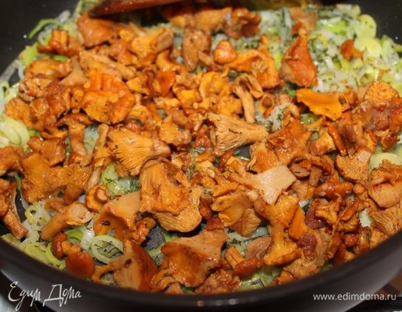 Нарезать лук тонкими колечками (только белую часть) и обжарить на оливковом масле, добавить размороженные лисички.