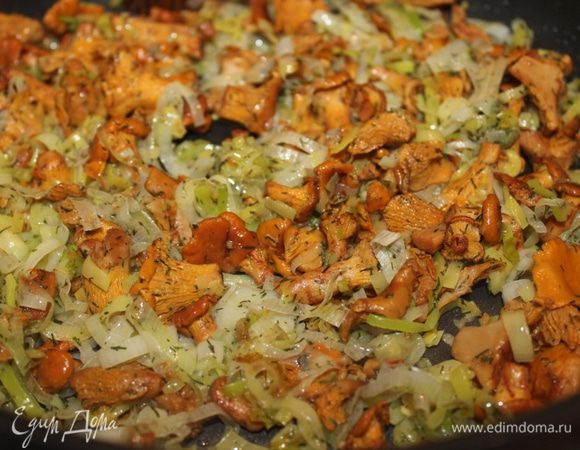 Тушить на слабом огне 10 минут.