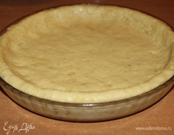 Выложить тесто в смазанную маслом форму и сформировать бортики.