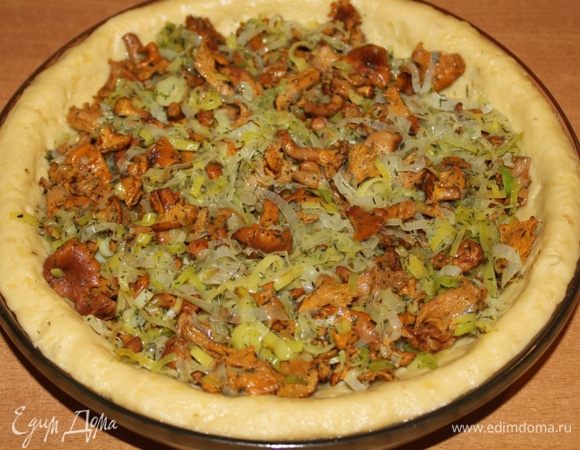 Выложить начинку на картофельную основу.