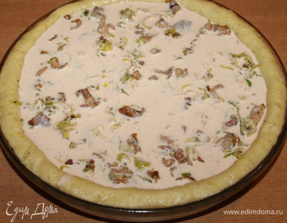 Взбить сметану с яйцами, добавить соль, перец и паприку. Залить пирог.