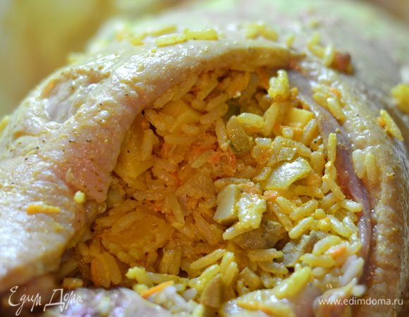 Теперь фаршируем нашу уточку. Начинку во внутрь выкладываем очень плотно.