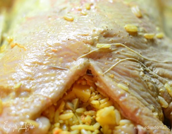  Иголкой зашиваем уточку,чтобы начинка не вывалилась.