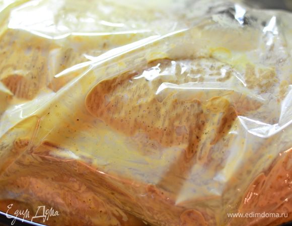 Отправить уточку в рукав для выпекания и поставить в разогретую духовку на 190-200 градусов и выпекать не менее 2 часов.