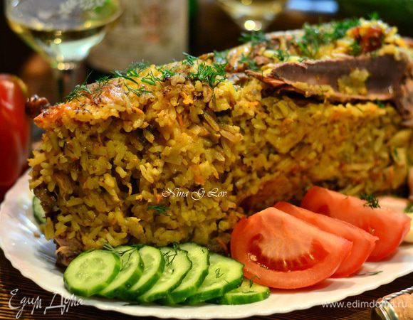 Порезать утку пополам и подавать к столу.