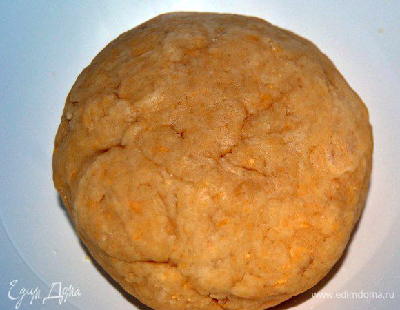 Масло натереть на  крупной терке смешивая с просеянной мукой.Смешать с остальными ингредиентами для теста.Замесить однородное тесто.Завернуть в пищевую пленку и убрать в холодильник на 20 минут.