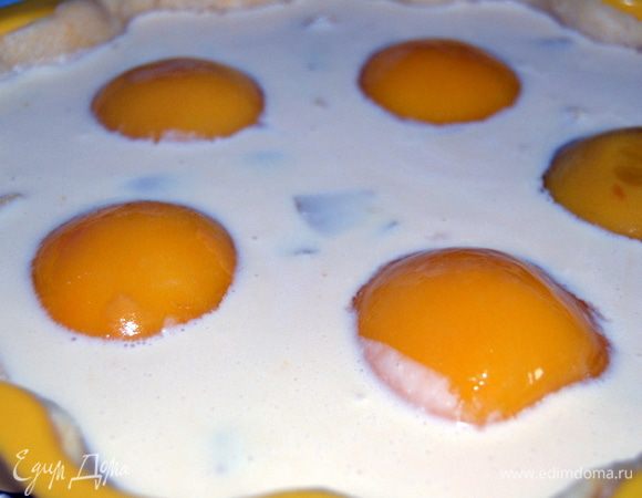 Вылить начинку. Несколько персиков я порезала кубиками, а часть оставила как есть, половинками. Выложить персики в творожную начинку.