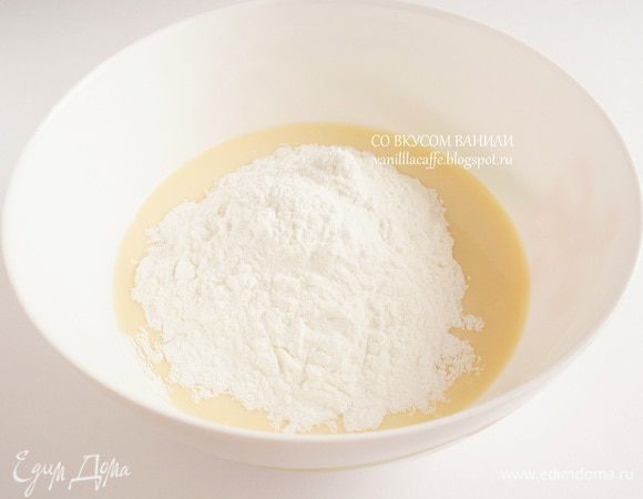 Добавить крахмал. Перемешать.