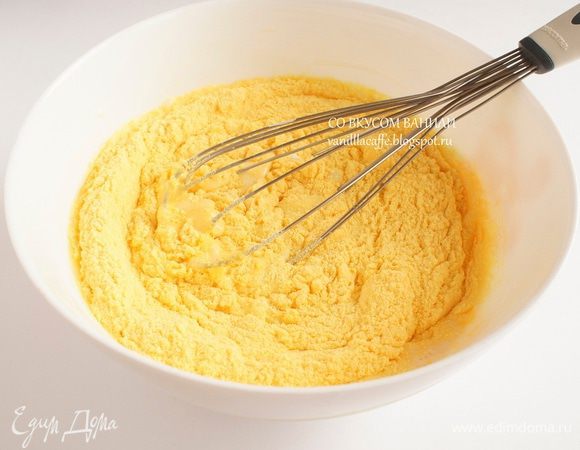 Добавить муку и разрыхлитель. Перемешать до однородного состояния.