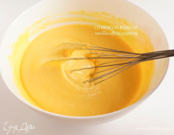 Тесто по консистенции получается густое.