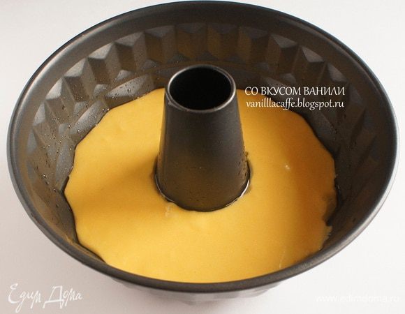 Форму для кекса слегка смазать растительным маслом, выложить тесто. 