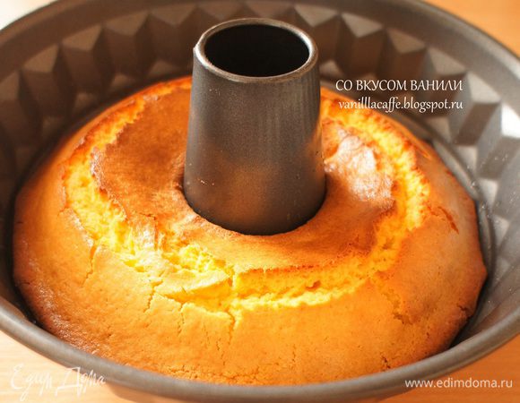 Поставить в духовку и выпекать в течение 35-40 минут (в зависимости от вашей духовки). Готовность кекса я обычно проверяю деревянной шпажкой, если она сухая, значит кекс готов.