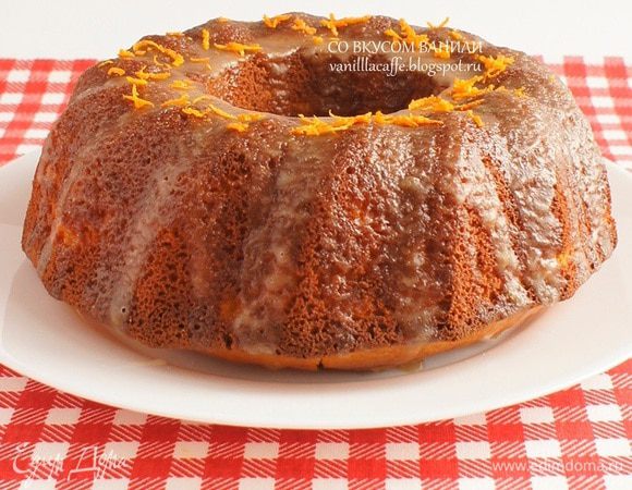 Остывший кекс извлечь из формы и полить апельсиновой глазурью: для ее приготовления необходимо смешать апельсиновый сок с сахарной пудрой до однородного состояния. По желанию украсить цедрой апельсина.