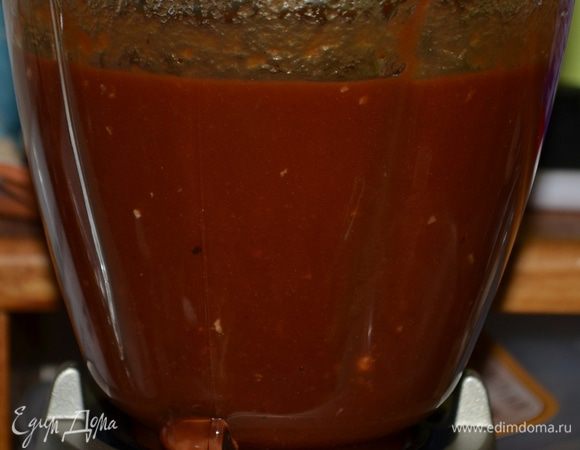 Для барбекю соуса:
В блендаре или сразу можно выложить в кастрюльку небольшую все перечисленные для барбекю соуса ингредиенты, кроме лука и палочки корицы. Перемешать если в кастрюльке сразу или пропульсировать несколько раз в блендаре.