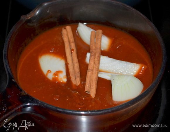 Вылить в кастрюльку после блендера, выложить лук и палочку корицы. Поставить на огонь тушить и помешивать примерно 1 час.