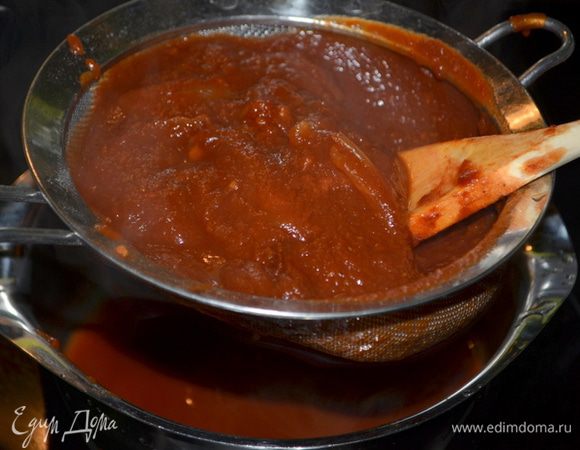 После того как  готов наш соус, процедить. И перелить в посуду чистую. Хранить в холодильнике не более 1 недели, к примеру.